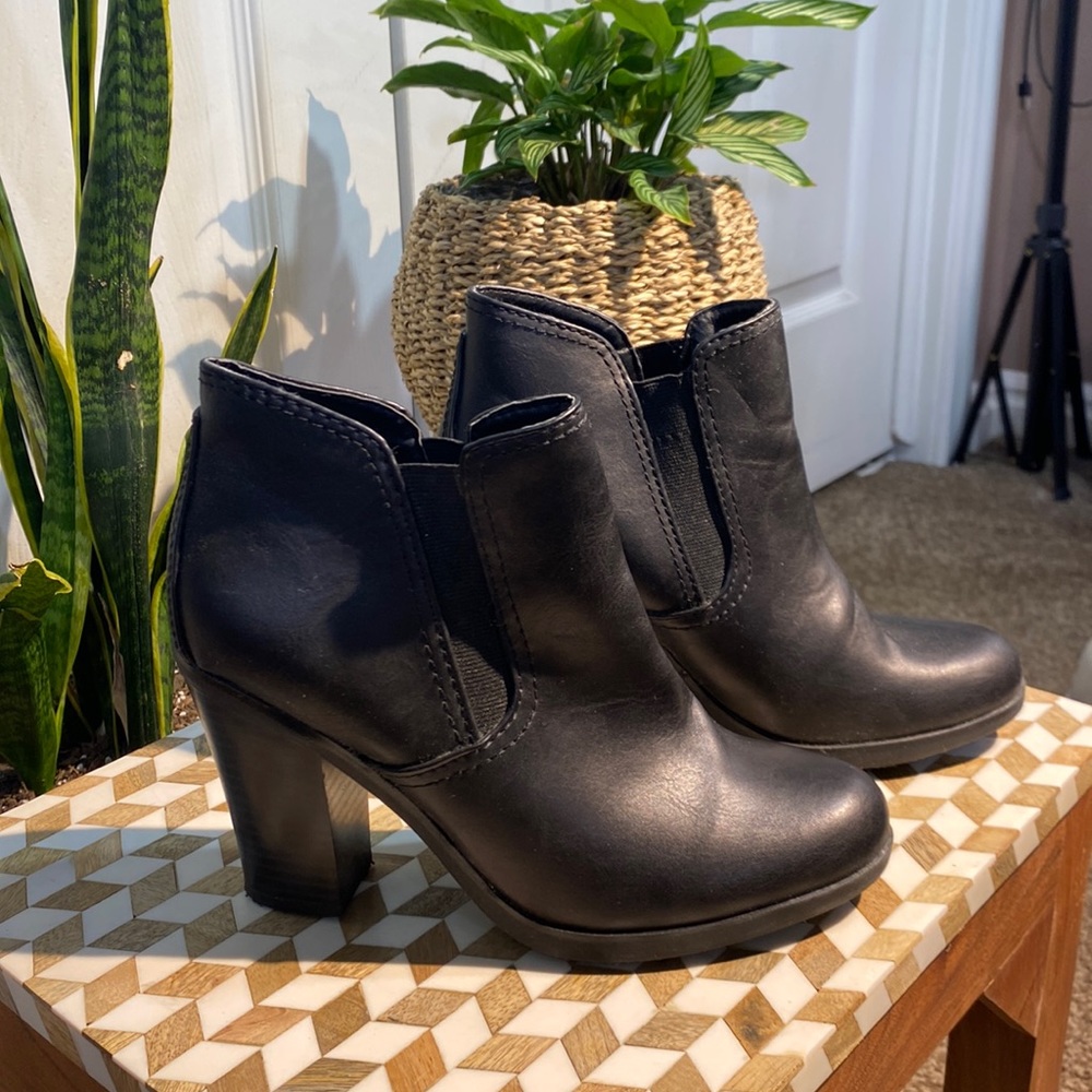 Black block heel ankle boots with elastic. A.N.A.